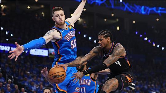 Isaiah Hartenstein (l) versucht den Ball zu blocken.