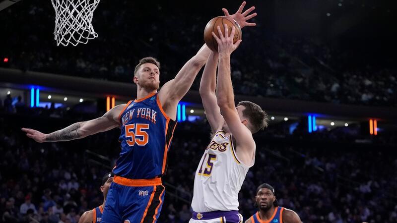 Isaiah Hartenstein (l) von den New York Knicks konnte die Niederlage gegen die Los Angeles Lakers nicht verhindern.