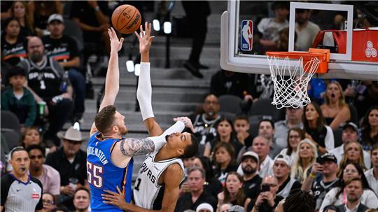 Isaiah Hartenstein (links) legte für Oklahoma in Spiel fünf gegen die San Antonio Spurs um Starspieler Victor Wembanyama 15 Rebounds auf.