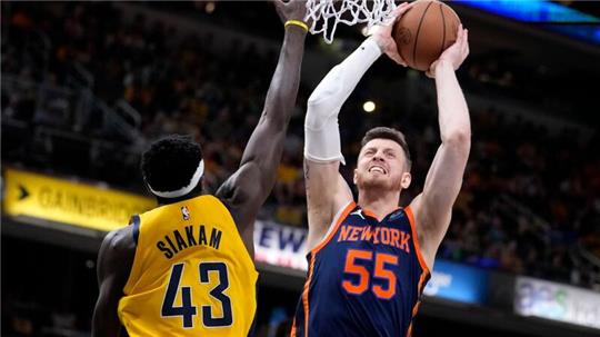 Isaiah Hartenstein (r) von den New York Knicks zieht gegen Pascal Siakam von den Indiana Pacers zum Korb.