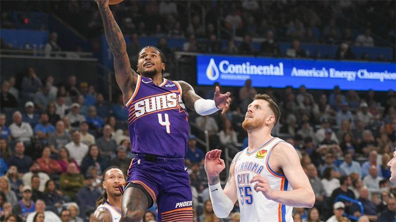 OKC siegt nach Schock - Schröder in NBA auf Erfolgskurs Isaiah Hartenstein (r.) war gegen Phoenix nur selten Zuschauer.