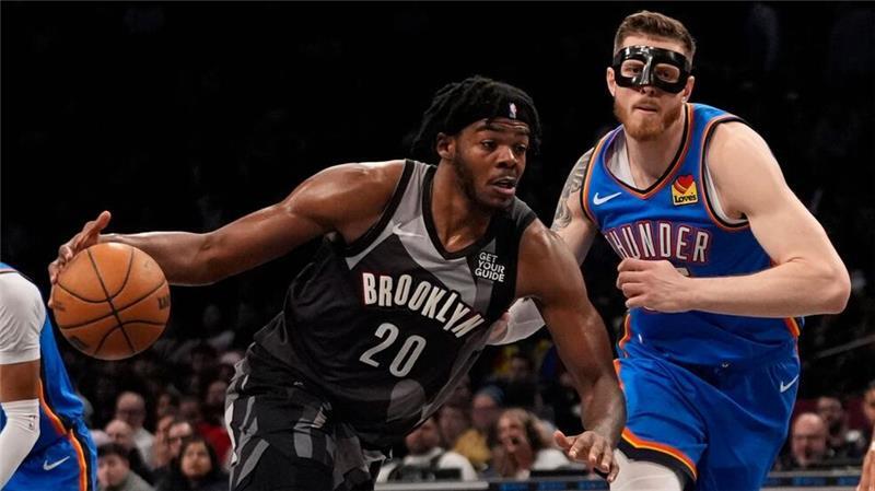 Hartenstein gewinnt mit Maske, Pistons ohne Schröder Isaiah Hartenstein (re.) spielte beim Sieg der Oklahoma City Thunder mit Gesichtsmaske.
