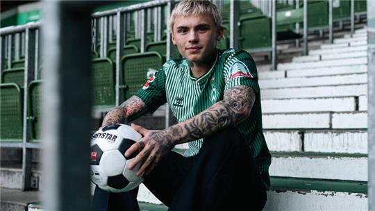 Isak Hansen-Aaröen kommt aus der U21-Mannschaft des englischen Rekordmeisters Manchester United.