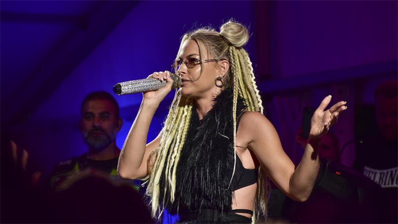 Isi Glück sorgte für Mallorca-Stimmung in Steinkirchen. Zu ihrem Auftritt gehörten bekannte Songs wie „Delfin“ oder „Oberteil.“