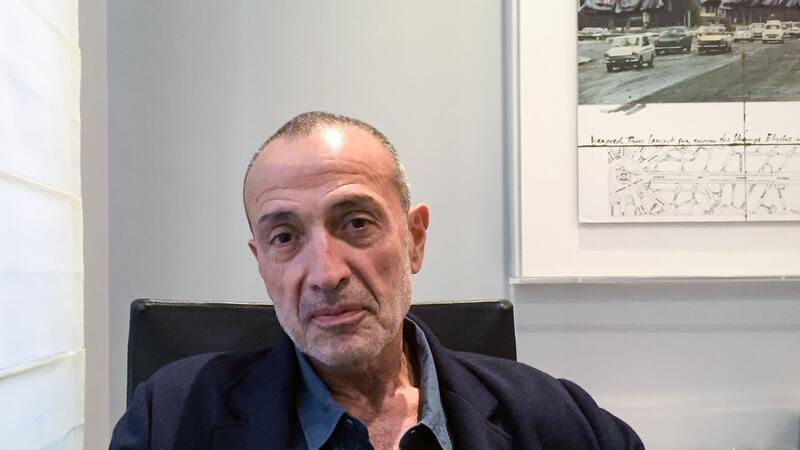 Iskandar Safa sitzt in seinem Büro in Paris.