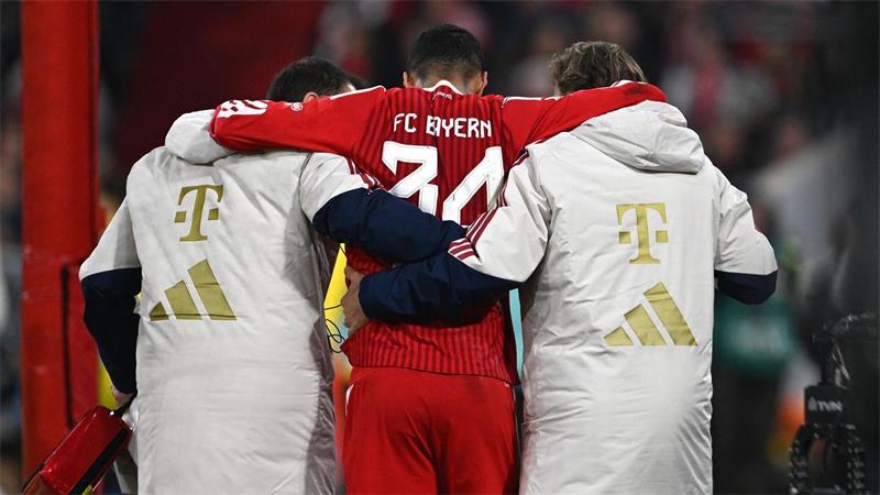 Ismael Saibari muss gestützt auf Betreuer vom Platz.