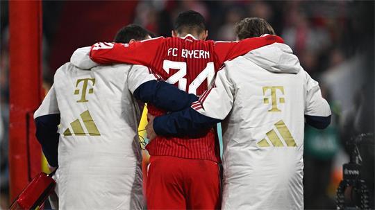 Ismael Saibari muss gestützt auf Betreuer vom Platz.