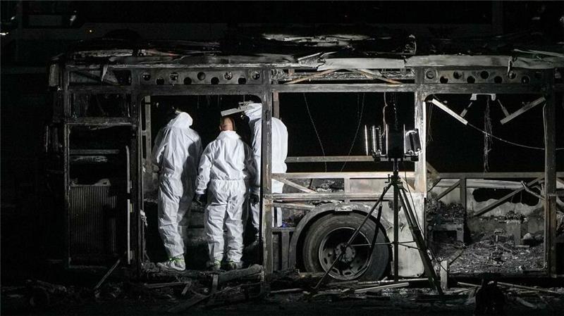 Wut in Israel: Hamas übergibt andere Leiche als vereinbart Israel geht nach der Explosion von Bussen von einem Terroranschlag aus.