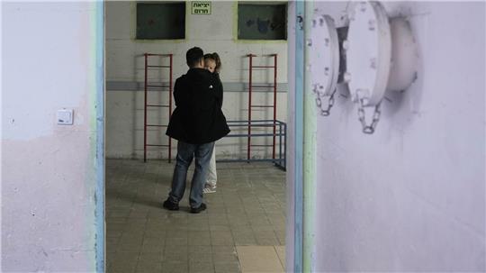 Israel greift den Iran an - Zivilisten stehen in Ramat Gan in einem Schutzraum, nachdem Alarm ausgelöst wurde infolge eines israelischen Angriffs auf den Iran.