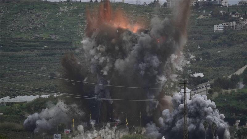 Israel greift wichtige Brücke im Süden des Libanons an.