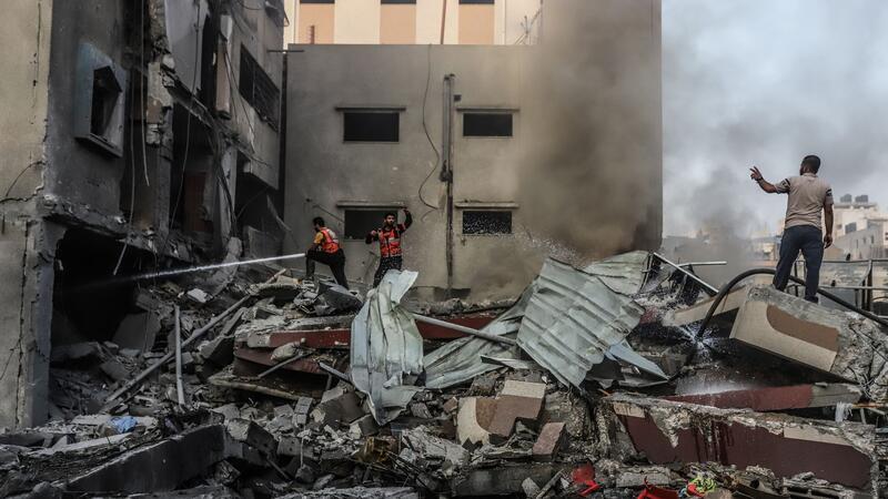 Gaza: Tausende wollen ausreisen - Kliniken kaum arbeitsfähig Israel hat den Gazastreifen abgeriegelt und unternimmt massive Luft- und Bodenangriffe.