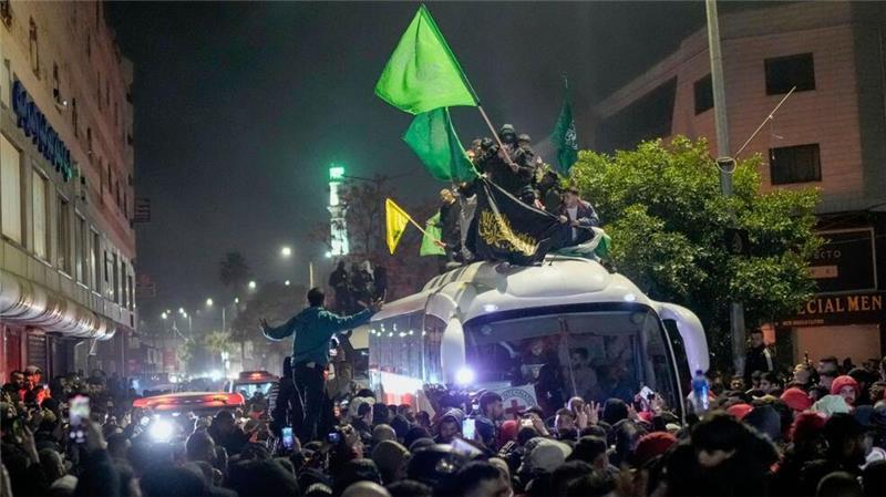 Erste Gaza-Geiseln frei - Israel entlässt Häftlinge Israel hat die ersten palästinensischen Häftlinge freigelassen.