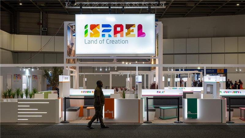 Iran-Krieg und Tourismus: „Es herrscht große Unsicherheit“ Israel hat seine Teilnahme an der ITB in Berlin aufgrund der aktuellen Lage in Nahost abgesagt. Der israelische Stand steht daher menschenleer in einer Messe-Halle.