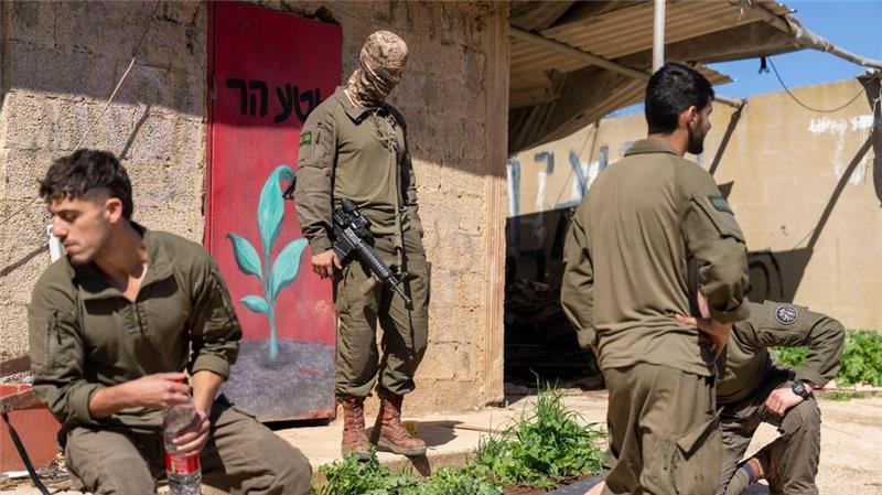 Israel will an der Grenze zum Libanon weitere Posten auf der israelischen Seite einrichten und Truppen zum Schutz vor Angriffen verstärken. 