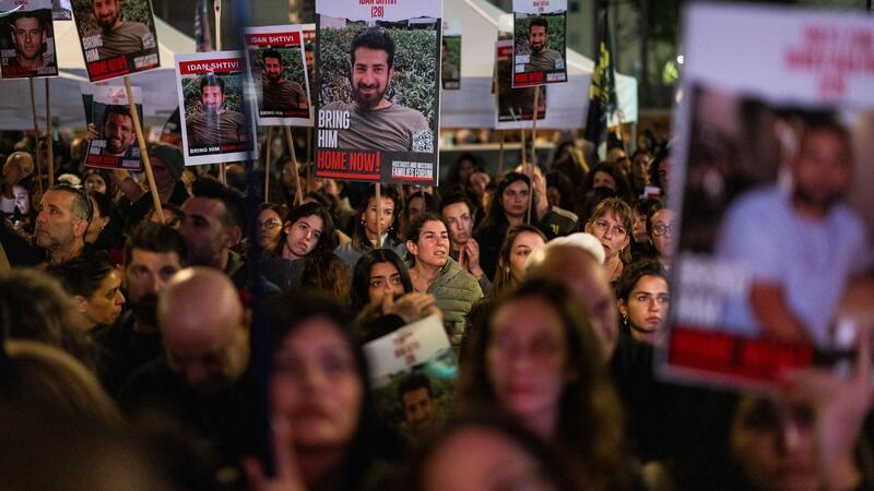 Israelis blockieren eine Hauptstraße, während Demonstranten die Freilassung der im Gazastreifen festgehaltenen Geiseln fordern. (Archivbild)