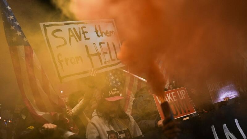 USA: Tote nach Huthi-Angriff auf Frachtschiff Israelis nehmen an einer Demo für die Freilassung der von der Hamas festgehaltenen Geiseln teil.
