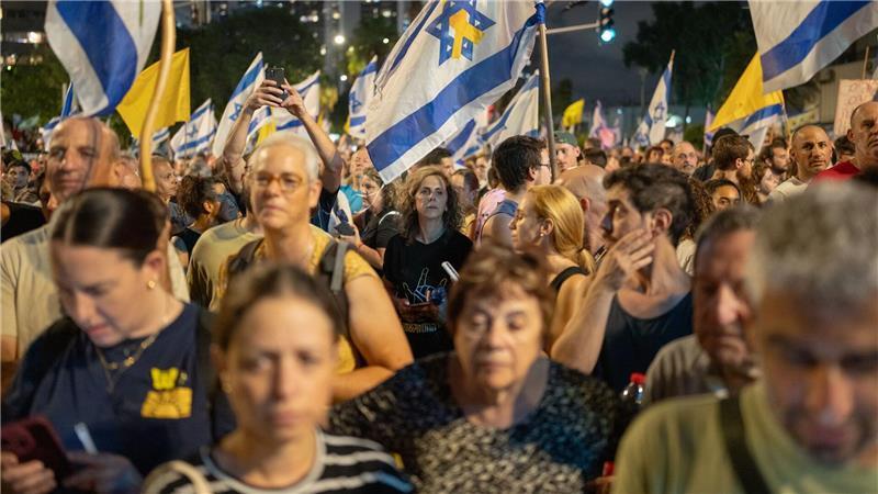 Israelis nehmen an einer Demonstration teil, bei der die Beendigung des Krieges gegen den Gazastreifen und die Freilassung der Geiseln gefordert wird.