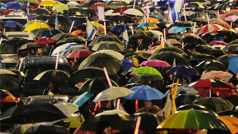 Israelis nehmen vor der Knesset, dem israelischen Parlament in Jerusalem, an einer Kundgebung gegen den Plan von Premierminister Netanjahu teil, den Chef des internen Sicherheitsdienstes Shin Bet zu entlassen, und fordern die Freilassung der von der Hamas im Gazastreifen festgehaltenen Geiseln.