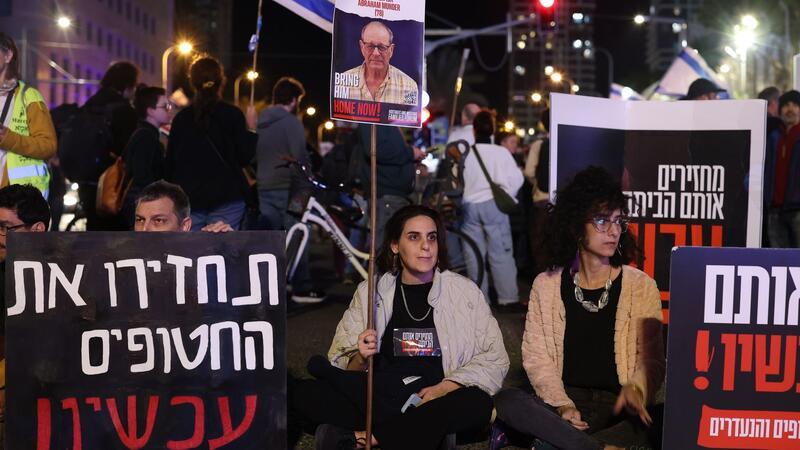 Israelis protestieren in Tel Aviv.