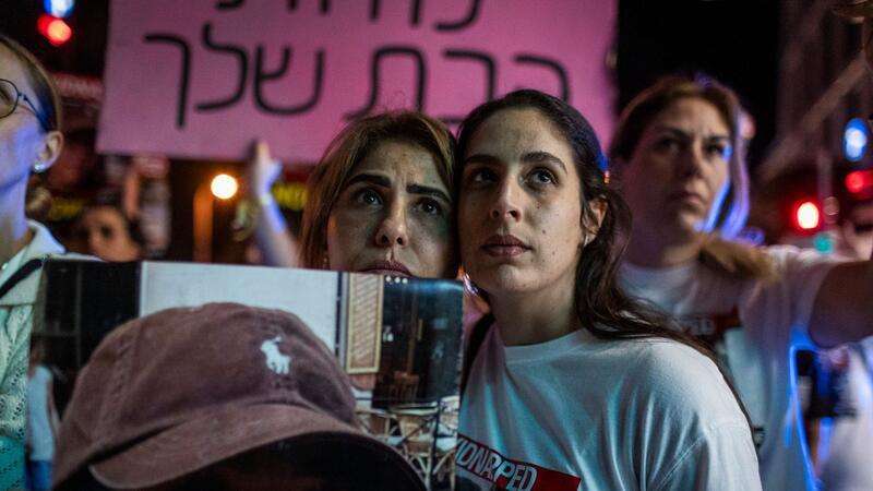 Tote bei Beschuss von Klinik in Gaza Israelis protestieren in Tel Aviv für die sofortige Freilassung der Geiseln aus dem Gazastreifen.