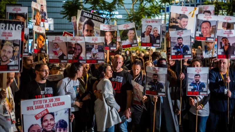 Bilder des Tages Israelis und Angehörige der Geiselfamilien fordern Premierminister Netanjahu auf, sich stärker für die Freilassung der verbleibenden Geiseln im Gazastreifen einzusetzen.