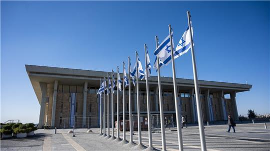 Israelische Fahnen wehen vor der Knesset, dem Einkammerparlament des Staates Israel. 