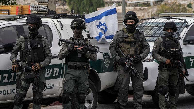 Israelische Grenzpolizisten stehen während der Freitagsgebete vor der Altstadt Jerusalems.