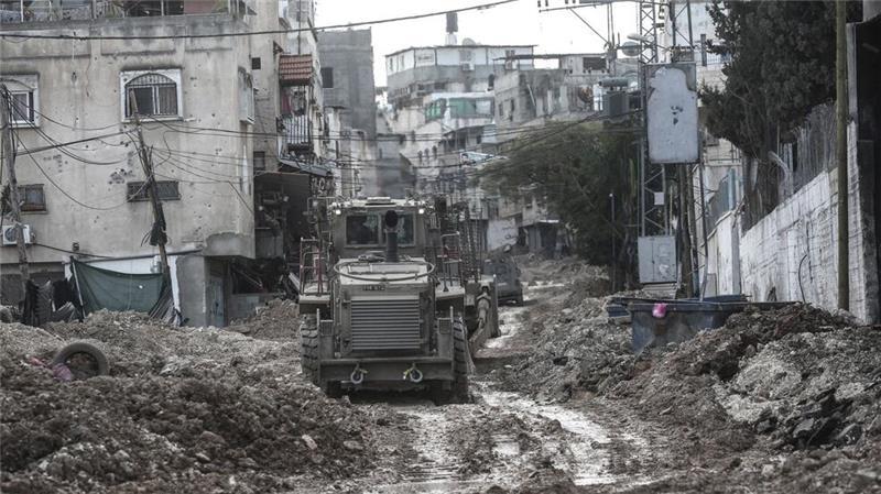 Israelische Militärbulldozer zerstören die Infrastruktur im Lager Tulkarm im Westjordanland. 