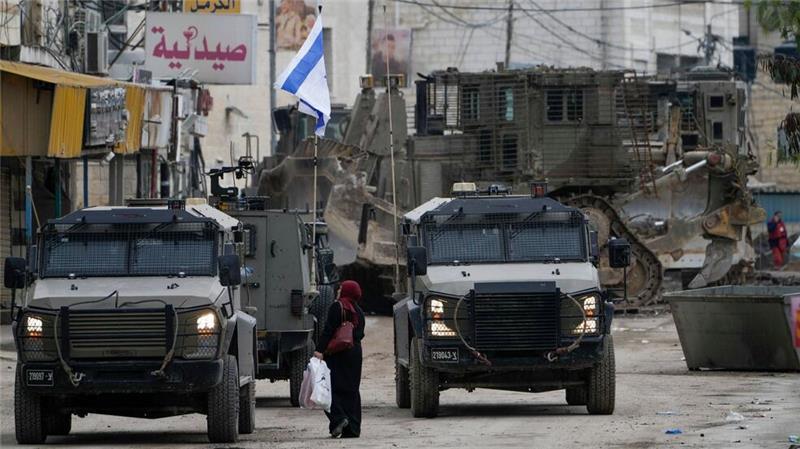 Neue US-Regierung sieht Nahen Osten am „Wendepunkt“ Israelische Militärfahrzeuge bewachen eine Straße in Dschenin. Die Stadt gilt als Hochburg militanter Palästinenser.