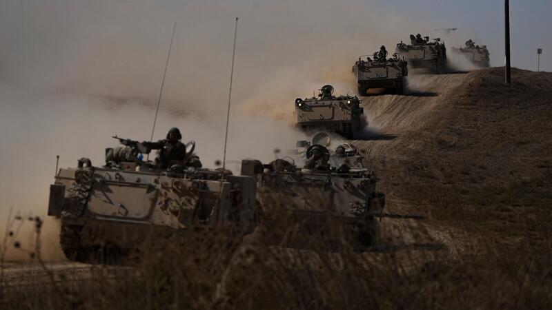 Bericht: Israel verschiebt Bodenoffensive wegen des Wetters Israelische Panzer fahren auf die Grenze zum Gazastreifen im Süden Israels zu.