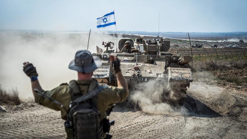 Bodenoffensive in Gaza erwartet - Nahost-Flächenbrand droht Israelische Panzer in der Nähe der Grenze zwischen Israel und Gaza.