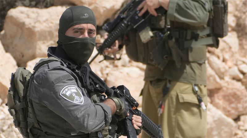 Israelische Sicherheitskräfte am Ort eines Angriffs israelischer Siedler auf Palästinenser im Westjordanland. 