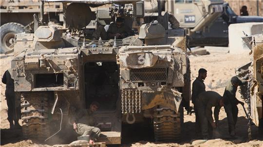 Israelische Soldaten arbeiten an ihren Panzern an einem Sammelpunkt an der Grenze zum Gazastreifen im Süden Israels.