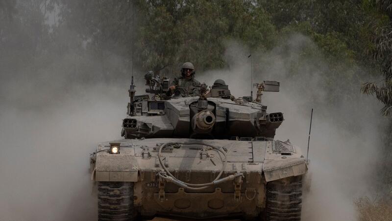 Israel setzt Rafah-Offensive fort - mit oder ohne Geiseln Israelische Soldaten auf einem Panzer nahe der Grenze zwischen Israel und Gaza.