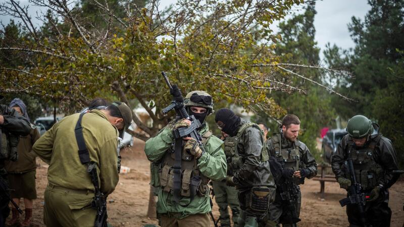 UN-Votum mahnt Israel zu Waffenruhe Israelische Soldaten begeben sich zu einem Sammelpunkt nahe der Grenze zum Gazastreifen.