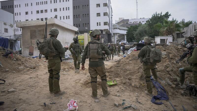Viele Tote bei andauerndem Einsatz im Schifa-Krankenhaus Israelische Soldaten bei einem Einsatz im November vor dem Schifa-Krankenhaus in Gaza-Stadt.