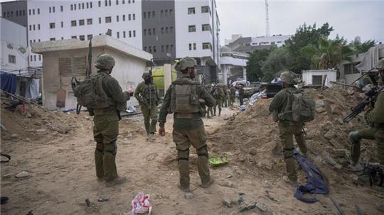 Israelische Soldaten bei einem Einsatz im November vor dem Schifa-Krankenhaus in Gaza-Stadt.