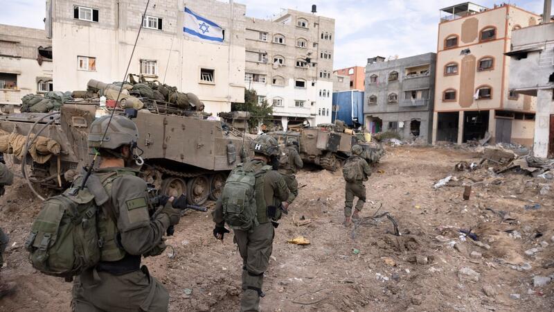 Gaza: Soldaten töten versehentlich drei Geiseln bei Kämpfen Israelische Soldaten bei einer Bodenoperation im Stadtteil Shijaiyah in Gaza-Stadt.