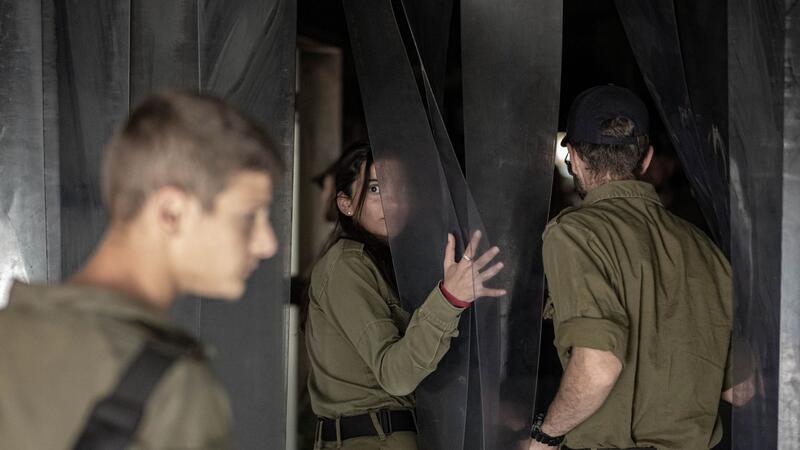 Israel beginnt neuen Militäreinsatz im zentralen Teil Gazas Israelische Soldaten besichtigen eine zerstörte Einrichtung im Kibbuz Nir Oz, eine der israelischen Gemeinden, die am 7. Oktober von der Hamas angegriffen wurden.