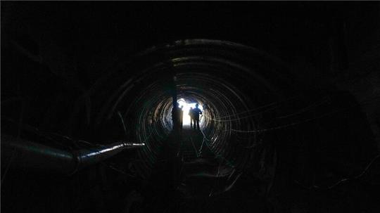 Israelische Soldaten durchsuchen einen Tunnel im Gazastreifen.