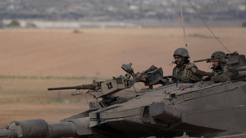 Israelische Soldaten fahren auf einem Panzer nahe der Grenze zwischen Israel und Gaza.