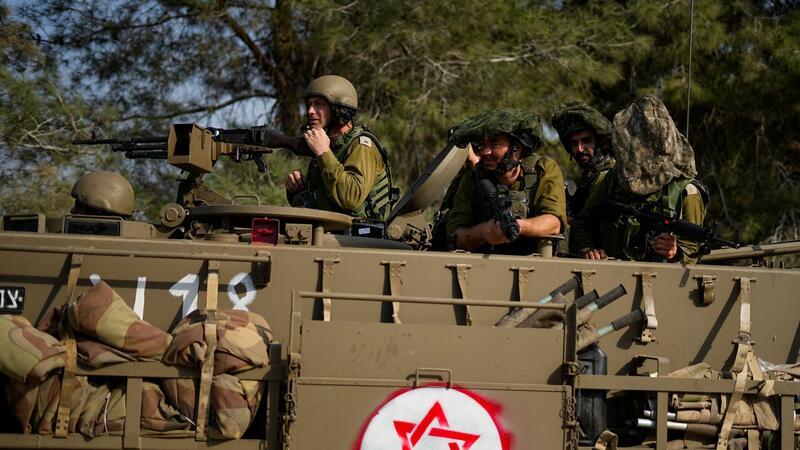 Israel bereitet Bodenoffensive vor - Verstärkte Luftangriffe Israelische Soldaten fahren einen gepanzerten Mannschaftstransportwagen (APC) in der Nähe der Grenze zum Gazastreifen im Süden Israels.