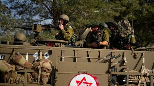 Israelische Soldaten fahren einen gepanzerten Mannschaftstransportwagen (APC) in der Nähe der Grenze zum Gazastreifen im Süden Israels.