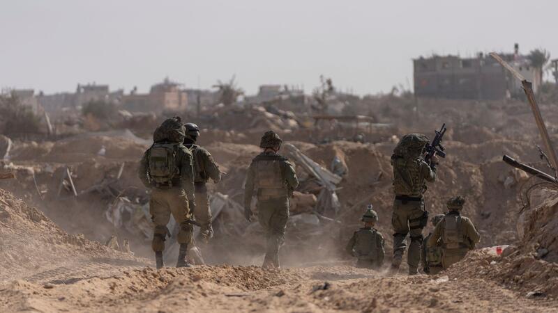Israelische Soldaten gehen während einer Bodenoperation in Stellung.