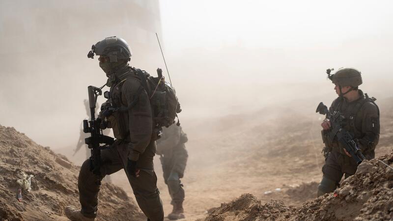USA setzen Huthi-Miliz wieder auf Terrorliste Israelische Soldaten gehen während einer Bodenoperation in Stellung.