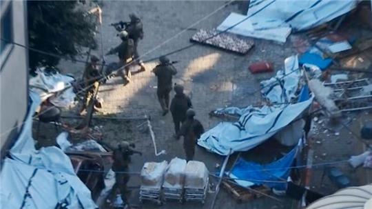 Israelische Soldaten in der Nähe des Schifa-Krankenhauses in Gaza-Stadt. Es handelt sich um ein Bild aus einem von den israelischen Verteidigungskräften am 15. November veröffentlichten Video.