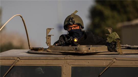 Israelische Soldaten in einem gepanzerten Militärfahrzeug.