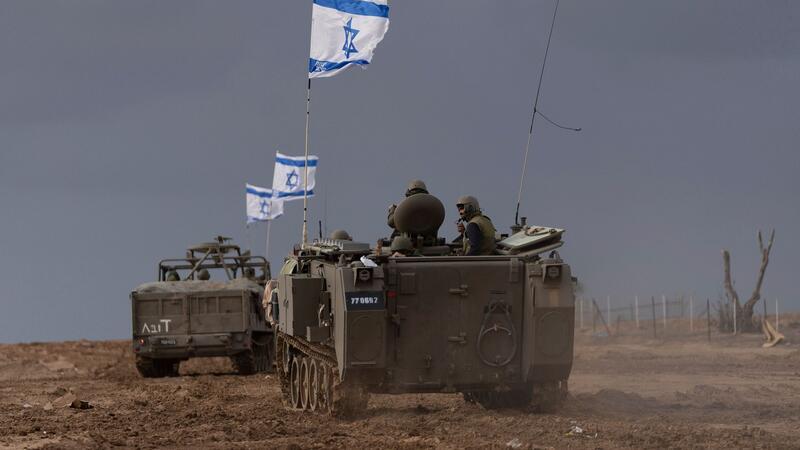 Berichte: Geisel-Freilassung nach Israel nicht vor Freitag Israelische Soldaten manövrieren gepanzerte Militärfahrzeuge entlang der israelischen Grenze zum Gazastreifen.