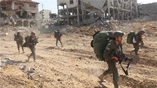 Israelische Soldaten marschieren während einer Bodenoffensive durch den Ort.