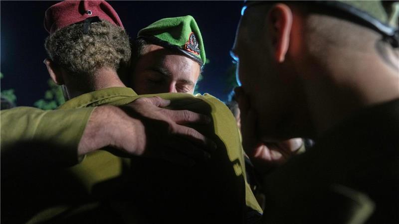Israelische Soldaten nehmen an der Beerdigung des im Gazastreifen getöteten Kameraden Staff Sergeant Itay Yavetz teil.